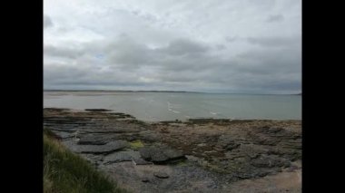 Düşük gel-git, yağmurlu bir günde denizin yükselmesi..