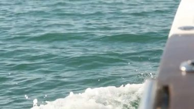 Beyaz balıkçı teknesi İrlanda açıklarında yelken açıyor..