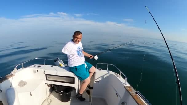 Rybář Rybaří Otevřeném Moři Lodi Ostrovním Pozadí Zdravotně Postižený Muž — Stock video