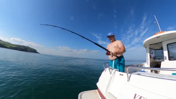 Rybář Rybaří Otevřeném Moři Lodi Ostrovním Pozadí Zdravotně Postižený Muž — Stock video