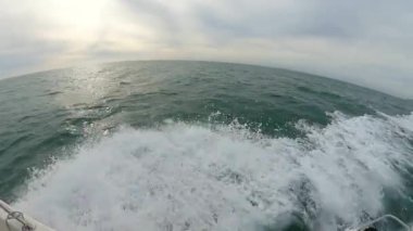 Beyaz balıkçı teknesi İrlanda açıklarında yelken açıyor..