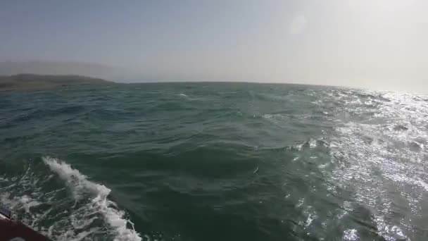 Flyttande Fiskebåt Stormen Havet — Stockvideo