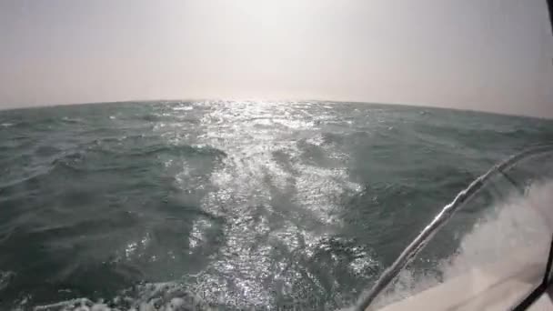 嵐の海で漁船を動かす — ストック動画