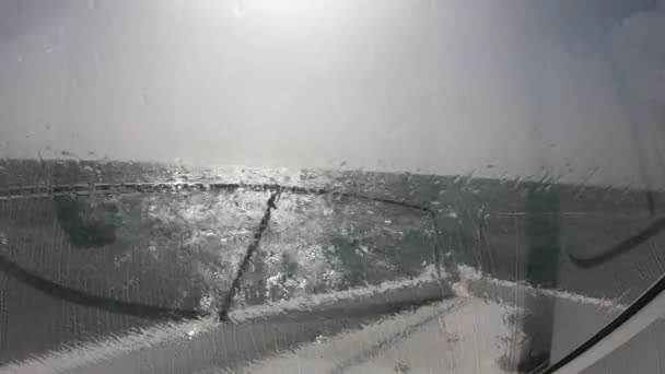 Fırtına Denizinde Hareket Eden Balıkçı Teknesi — Stok video