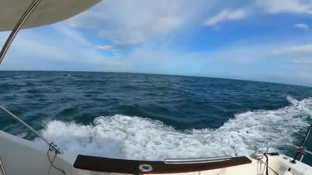 在暴风雨的海面上移动渔船 — 图库视频影像