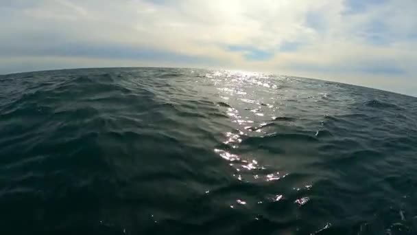 Muoversi Barca Pesca Sul Mare Tempesta — Video Stock