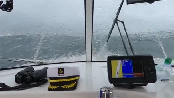 在暴风雨的海面上移动渔船 — 图库视频影像