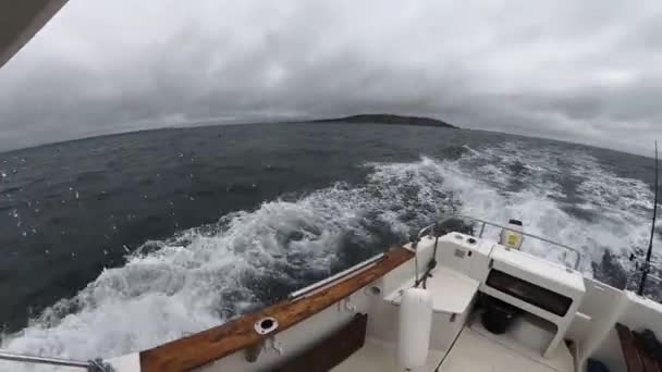 Bewegende Vissersboot Stormzee — Stockvideo