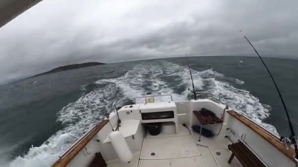 Μετακίνηση Αλιευτικό Σκάφος Στη Θάλασσα Καταιγίδα — Αρχείο Βίντεο
