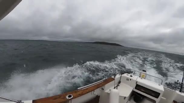 Bewegende Vissersboot Stormzee — Stockvideo