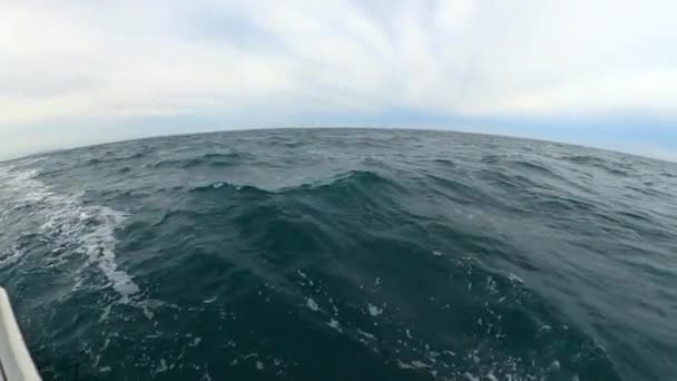 Μετακίνηση Αλιευτικό Σκάφος Στη Θάλασσα Καταιγίδα — Αρχείο Βίντεο