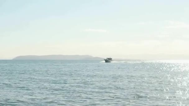 Barco Rápido Mar Azul Ondulado Barco Motor Luxo Navegação — Vídeo de Stock