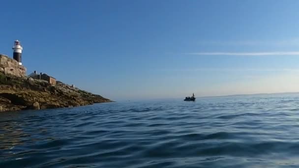 Dublim Irlanda 2021 Barco Pesca Mar Com Ilha Fundo Glitter — Vídeo de Stock