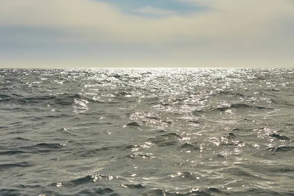 Horizon Zee Met Golven Storm Sterretje Het Water Achtergrond Zeewater — Stockfoto