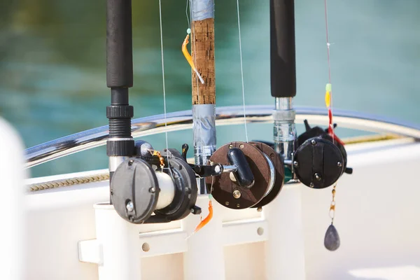 Canne Pesca Con Bobine Sulla Barca Ambiente Naturale — Foto Stock