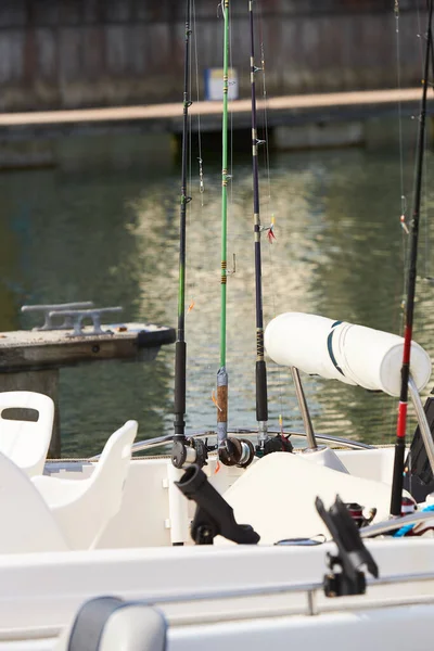 Angelruten Mit Rollen Auf Dem Boot Natürlicher Umgebung — Stockfoto