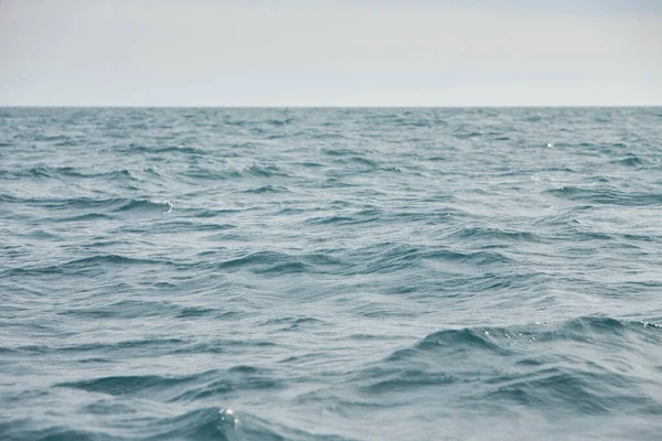 Horizon Zee Met Golven Storm Sterretje Het Water Achtergrond Zeewater — Stockfoto