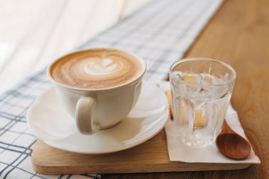 Beyaz fincan sıcak Latte