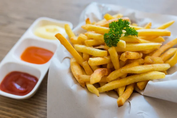 Francês frito na mesa cor vintage — Fotografia de Stock