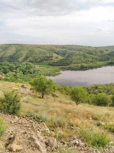 Vue Sur Lac Avec Tous Les Arbres Deux Personnes Vert — Photo