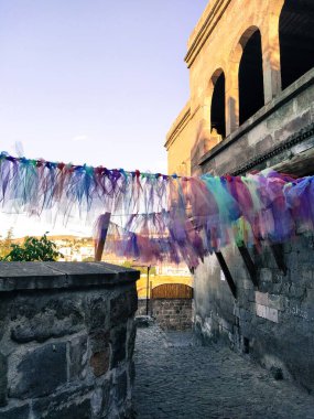 Kayseri, Türkiye - 12 Ağustos 2020: Kullanılmayan eski bir kale manzarası