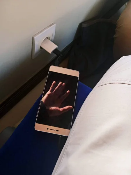 Cep telefonundaki el gölgesinin yansıması. Bu fotoğraf, günlük olarak kullandığımız telefonların hayatımızı almış olabileceği izlenimini veriyor..