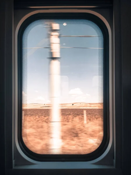 Hareket eden bir trenin görüntüsü, bulanık bir kutup etkisi ile treni hızlı gidiyormuş gibi gösteriyor.