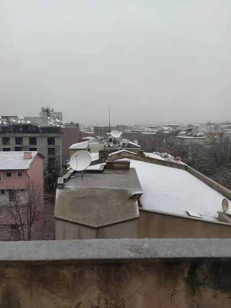 Fotoğraf Kar Yağarken Atmosferi Gösteriyor Biz Çatıdan Manzaraya Bakıyoruz — Stok fotoğraf