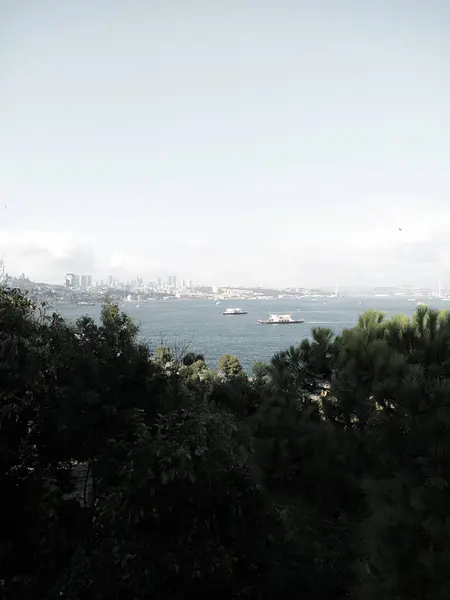 Yakındaki tepeden Boğaz 'ın manzarası. Bu fotoğraf, sakin bir boğaz atmosferi izlenimi verir ve gözleri sakinleştirir..