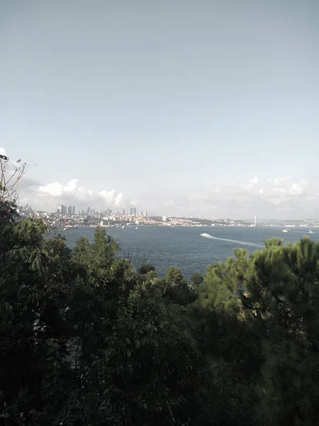 Yakındaki tepeden Boğaz 'ın manzarası. Bu fotoğraf, sakin bir boğaz atmosferi izlenimi verir ve gözleri sakinleştirir..