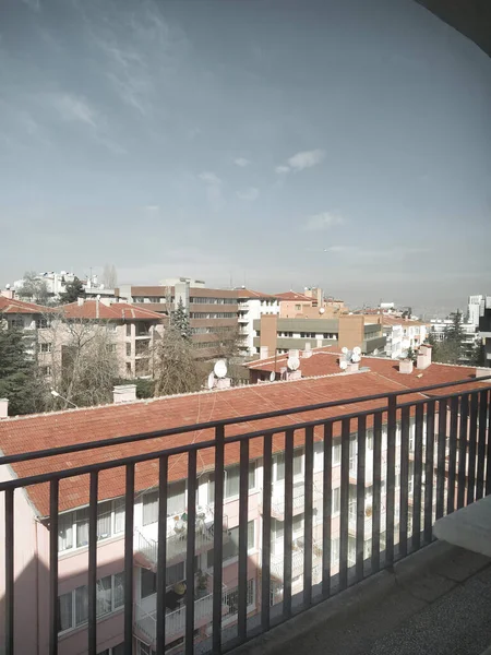 Okulda pencereden dışarı bak. Bu fotoğraf çocukluğumuzda bizi nostaljiye sokuyor.