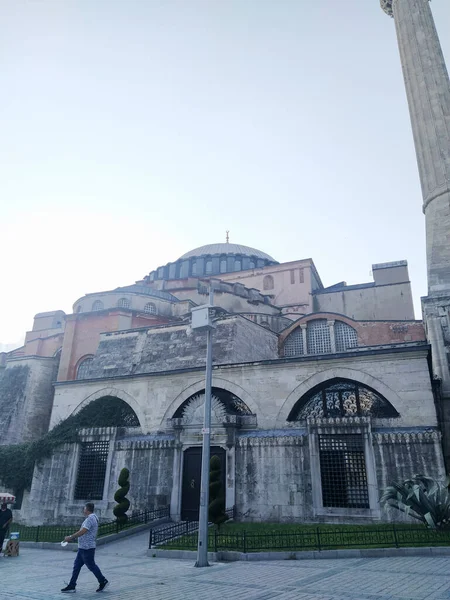 Istambul Turquia Agosto 2020 Homem Que Passa Pela Mesquita Santa — Fotografia de Stock