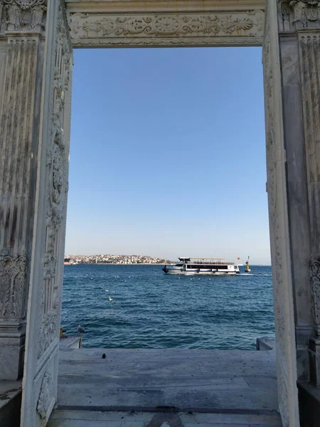 İstanbul, Türkiye - 30 Ağustos 2020: Beyaz bir gemi Boğaz 'ı geçiyordu