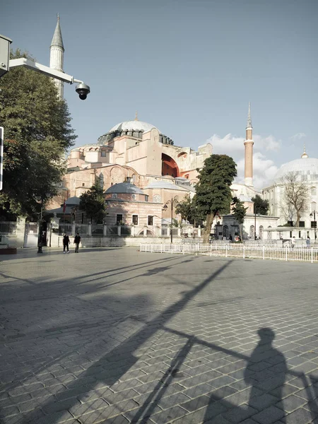 İstanbul, Türkiye - 26 Ağustos 2020: Bir çift bir parça siluetle Ayasofya Camii 'nin önünden geçiyor