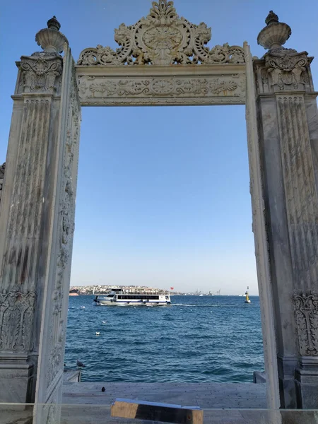 İstanbul, Türkiye - 30 Ağustos 2020: Beyaz bir gemi Boğaz 'ı geçiyordu.