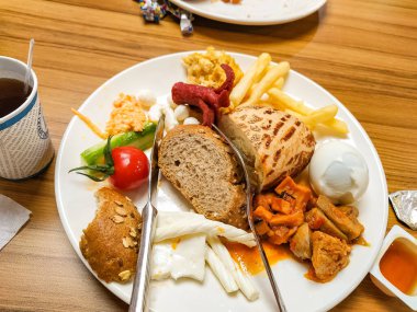 Ankara, Türkiye - 25 Aralık 2019: Ekmek, patates, domates, peynir vs. içeren bir kampüste kahvaltı menüsü.