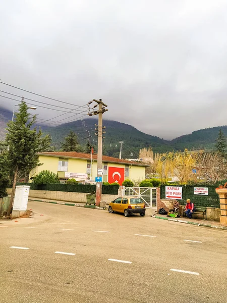 Bursa, Türkiye - 18 Ocak 2020: Yol kenarında ayakkabı boyacısı ve araba başında müşterisi