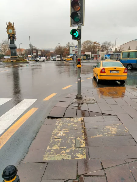 Ankara, Türkiye - 8 Ocak 2020: Trafik lambası yakınında yolcu bekleyen taksi, sarı, gri