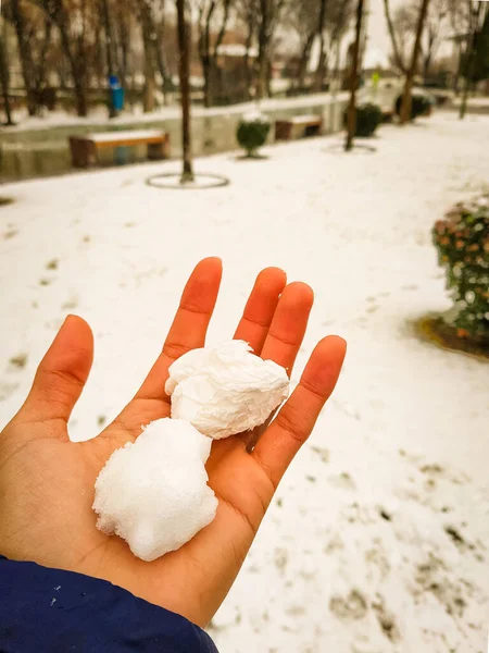 Kar Parkının Arka Planında Kar Beyaz Dokuyu Tutan Beyaz Mavi — Stok fotoğraf