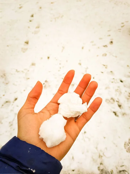 El ele tutuşan kar ve beyaz doku arka planda, beyaz, mavi