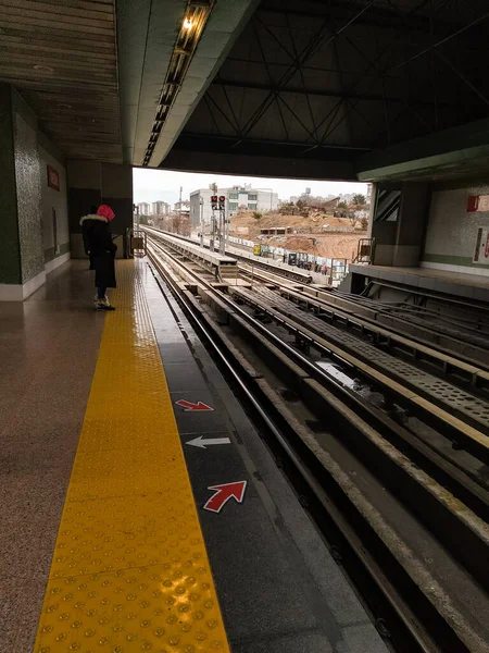 Ankara, Türkiye - 27 Aralık 2019: Bir kadın boş bir platformda tren bekliyor