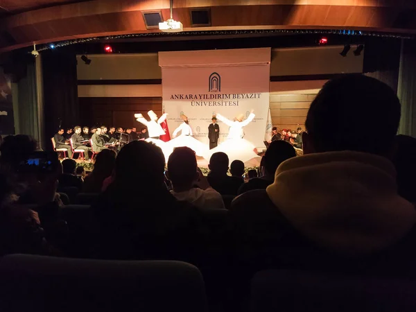 Ankara, Türkiye - 18 Aralık 2019: Bir üniversitede Sufi dans gösterisi, beyaz