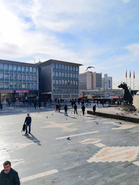 Ankara, Türkiye - 15 Aralık 2019: Şehrin ortasındaki bir alışveriş merkezi, mavi, siyah