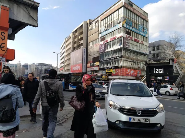 Ankara, Türkiye - 20 Şubat 2020: Şehrin ortasında telefon görüşmesi yapan bir kadın
