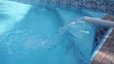 Su borudan yüzme havuzuna geliyor.