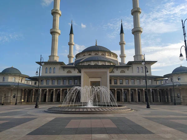 Ankara, Türkiye - 20 Şubat 2020: Açık bir günde caminin manzarası