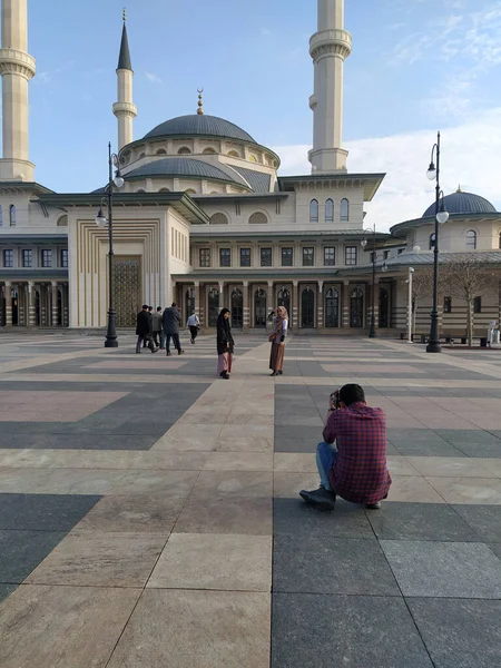 Ankara, Türkiye - 20 Şubat 2020: Bir adam gün içinde caminin önünde iki arkadaşının fotoğrafını çekiyor