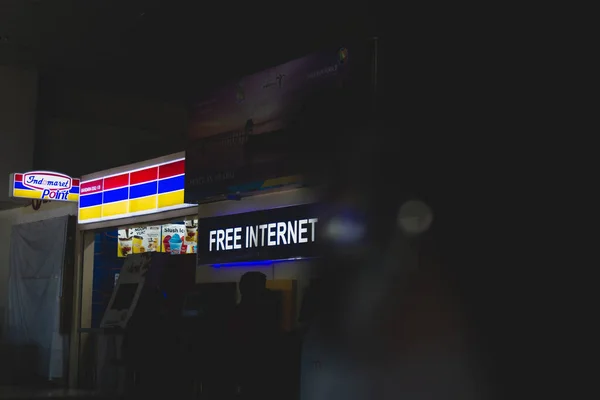 Pekanbaru, Endonezya - 20 Haziran 2021: Bir halk havaalanındaki ücretsiz internet tesislerini kullanıyor