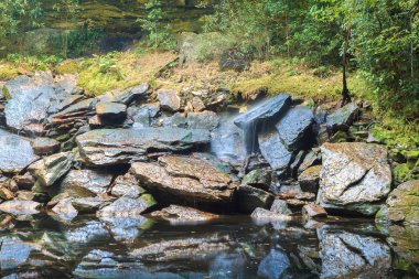 Kuraklık şelale ve siyah kaya