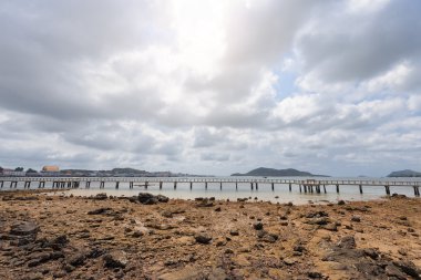Bulutlu gökyüzü ile kuru beach